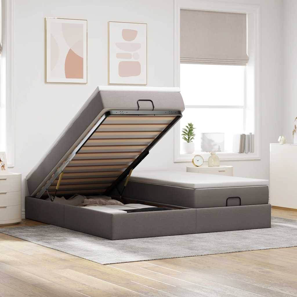 Ein modernes Schlafzimmer mit einem hellgrauen gepolsterten Bett, das eine Aufbewahrungslösung mit Hubmechanismus besitzt, ergänzt durch minimalistische Dekoration und natürliches Licht.