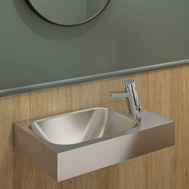 Modernes, an der Wand montiertes Edelstahlwaschbecken mit Chromarmatur vor einer holzverkleideten Wand und grauem Spritzschutz.