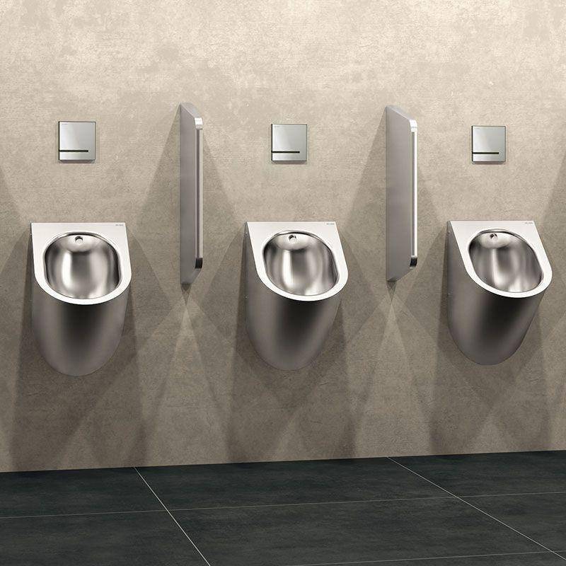 Drei wandmontierte Edelstahl-Urinale in einem gekachelten öffentlichen Badezimmer, jeweils mit einer Spültaste oben und einer Trennwand für Privatsphäre zwischen den Geräten.