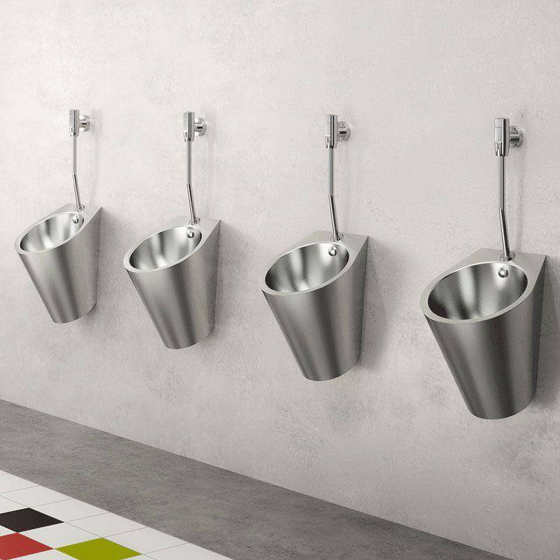 Vier an der Wand montierte Edelstahl-Urinale in einer Reihe an einer Toilettenwand.