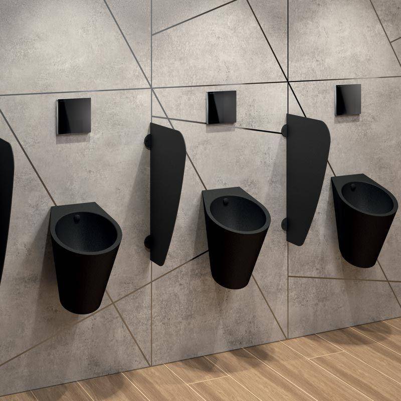 Reihe schwarzer an der Wand montierter Urinale in einem gefliesten öffentlichen Badezimmer, mit quadratischen Spülknöpfen über jedem Gerät.