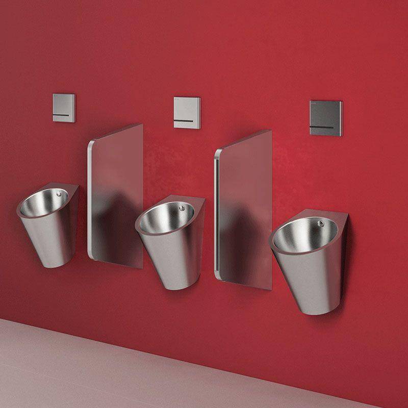 Drei an der Wand montierte Edelstahl-Urinale mit Trennwänden und Spülknöpfen auf einer roten Badezimmerwand.
