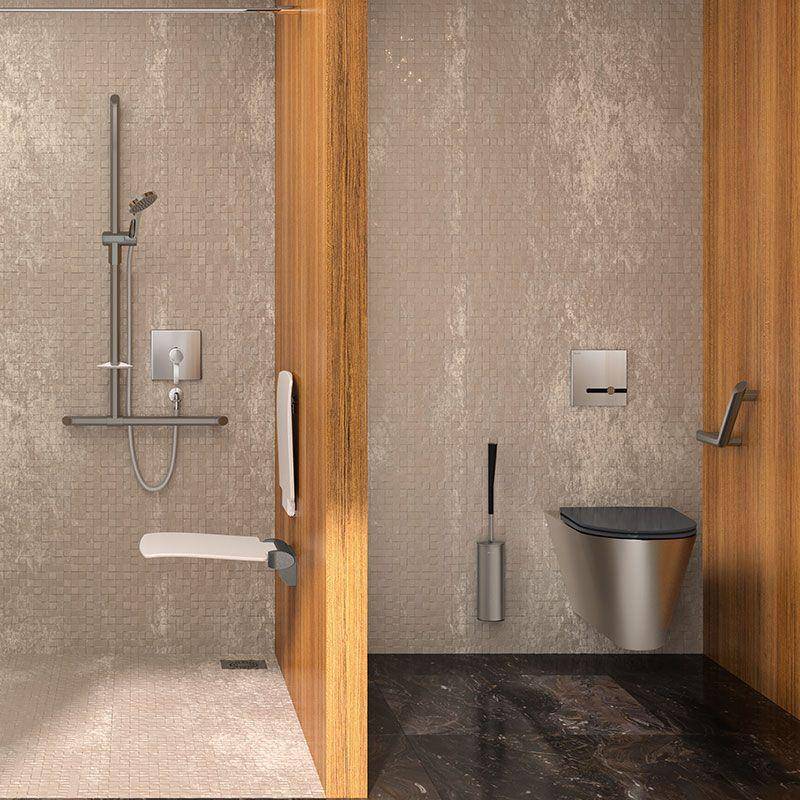 Luxuriöses barrierefreies Badezimmer mit offener Dusche auf der linken Seite und wandmontierter Toilette auf der rechten Seite, getrennt durch Holztrennwände.