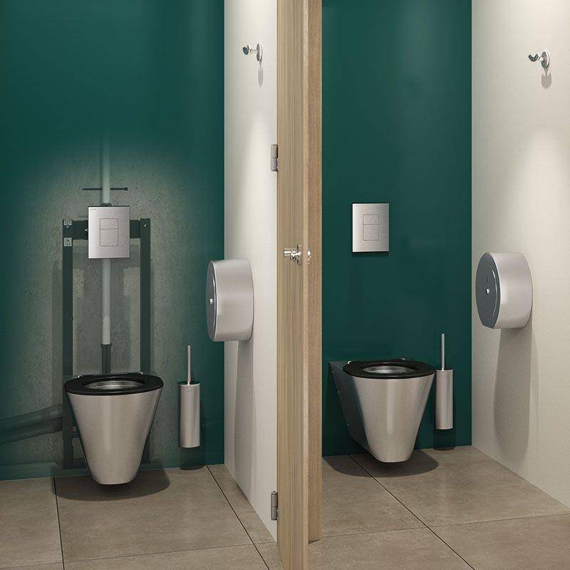 Modernes öffentliches Badezimmer mit zwei nebeneinanderliegenden Toiletten, die durch eine Trennwand getrennt sind, jede mit Spülvorrichtungen und Toilettenpapierausgabegeräten.