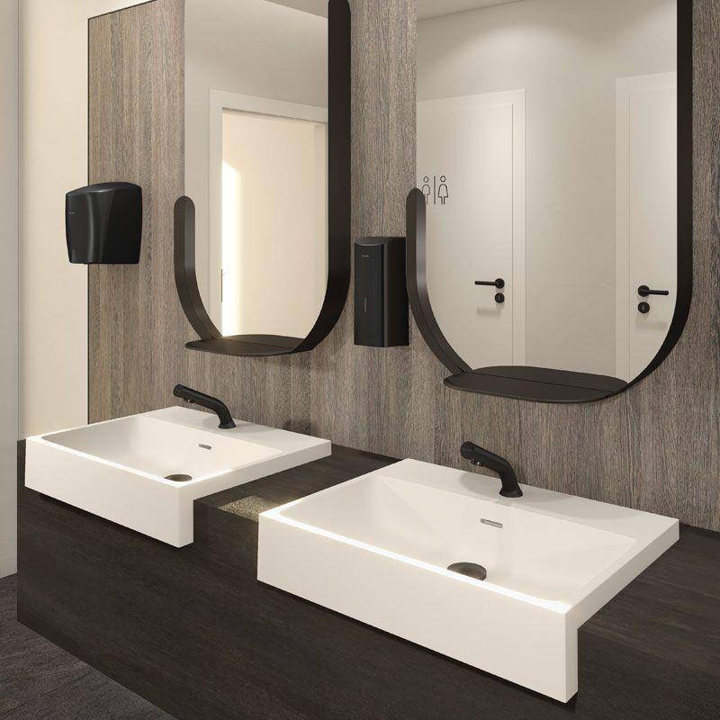 Modernes öffentliches Badezimmer mit zwei Waschbecken, Spiegeln und wandmontierten Seifenspendern an holzvertäfelten Wänden.