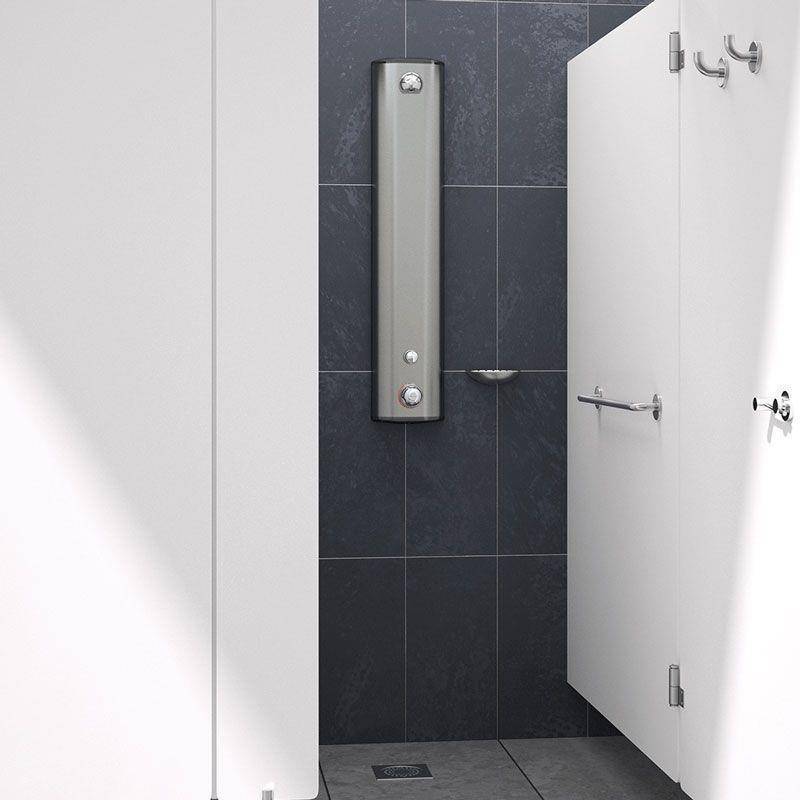 Ein Badezimmer-Duschbereich mit dunklen Fliesenwänden, weißen Trennwänden der Duschkabine, einem wandmontierten Seifenspender und einem Bodenablauf.