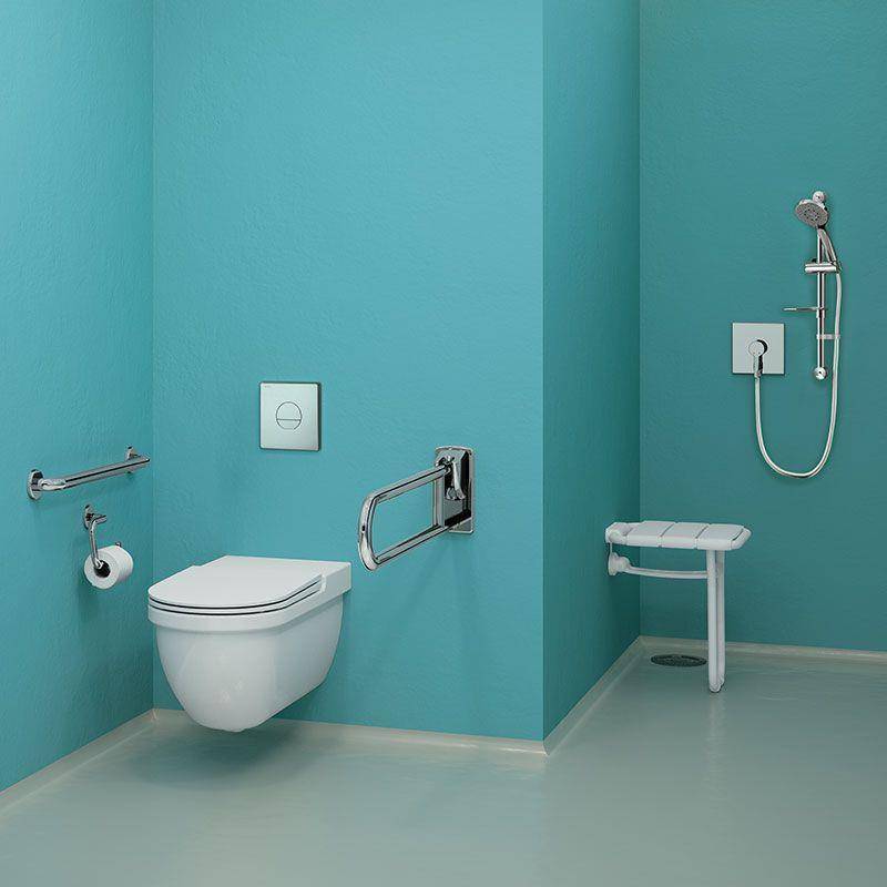 Barrierefreies Badezimmer mit wandmontierter Toilette, Haltegriffe und tragbarer Brause neben einem kleinen klappbaren Sitz.