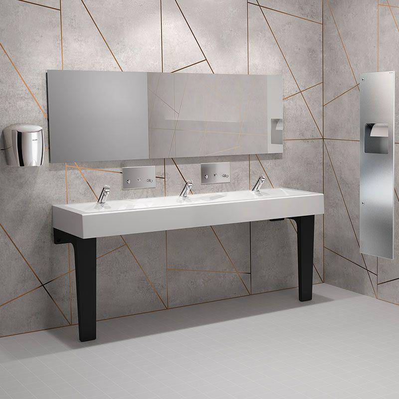 Modernes Badezimmer mit wandmontiertem Doppelwaschbecken-Waschtisch, verspiegelten Schränken und einer hohen metallischen Armatur an einer Wand mit geometrischen Fliesen.