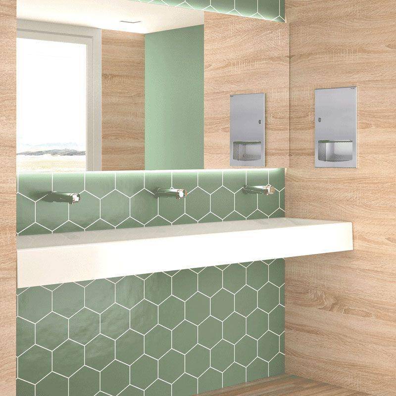 Modernes Badezimmer mit großem Spiegel, weißer Waschtischplatte, grüner Sechseck-Fliesenwand und zwei Edelstahl-Seifenspendern an Holzpaneelwänden.