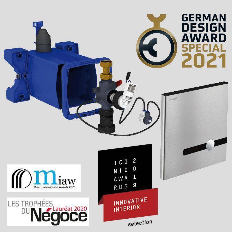 Produktbild eines blauen Sanitärarmaturen-Ventilsystems mit Sensor und Steuereinheit, zusammen mit Auszeichnungsbadges und einem silbernen Wandpaneel; der Text enthält 'GERMAN DESIGN AWARD SPECIAL 2021' und 'Innovative Interior selection'.