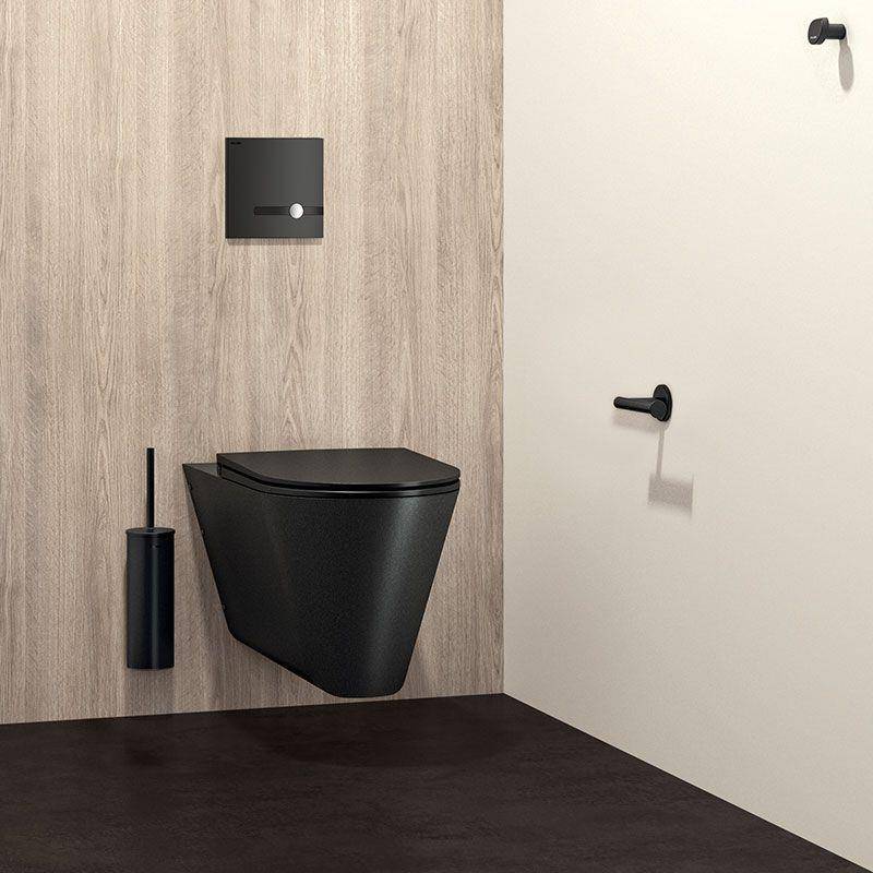 Modernes Badezimmer mit einer wandhängenden schwarzen Toilette, verdeckter Spülplatte, Toilettenbürstenhalter und zwei freigelegten schwarzen Rohrstutzen an Holz- und weißen Wänden.