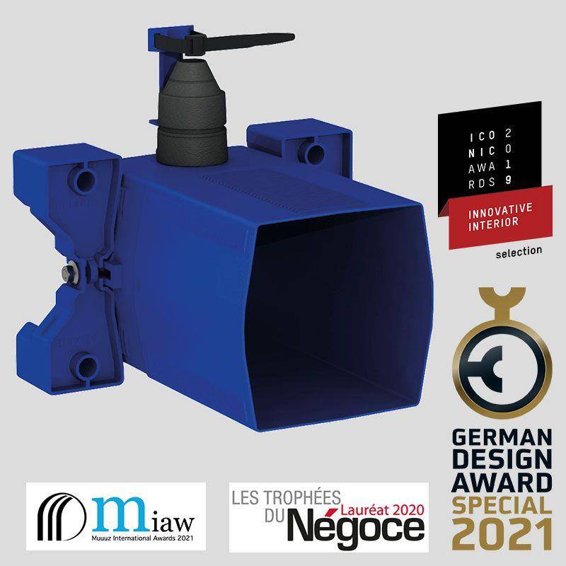 Blaues Industrielüftungskomponente mit schwarzem Hebelbediengriff, präsentiert als preisgekröntes Produkt; Logos zeigen „Innovative Interior Selection