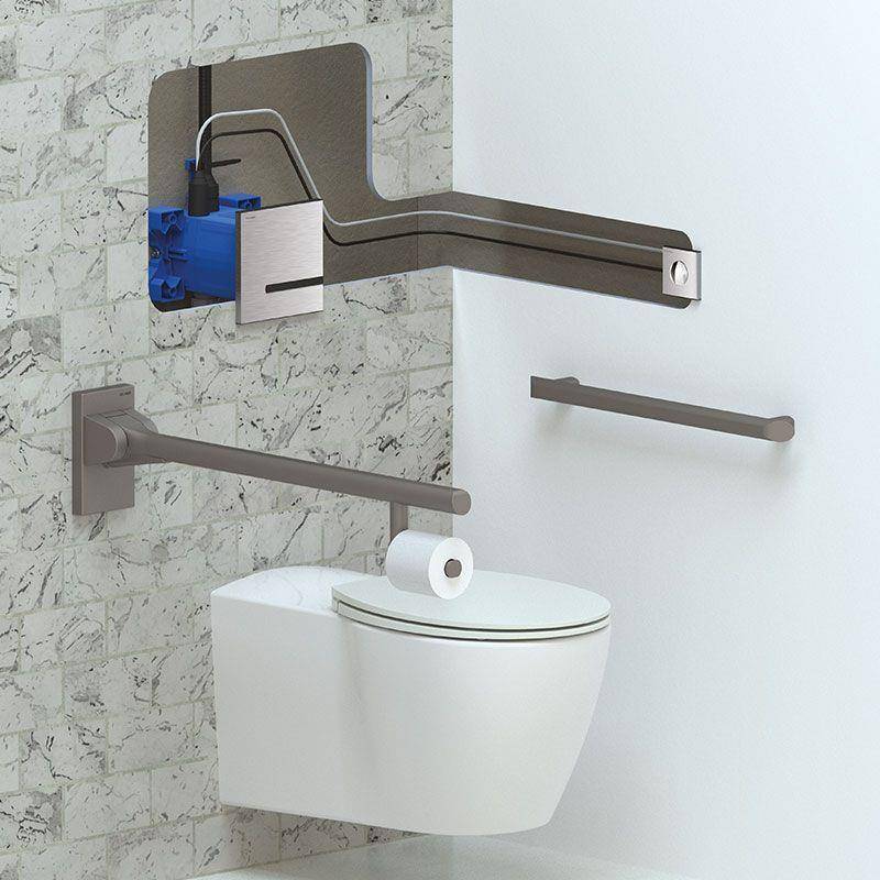 Wandmontiertes WC mit Haltegriffen und offenem verborgenem Spülkasten, das eine barrierefreie Badezimmerinstallation zeigt.