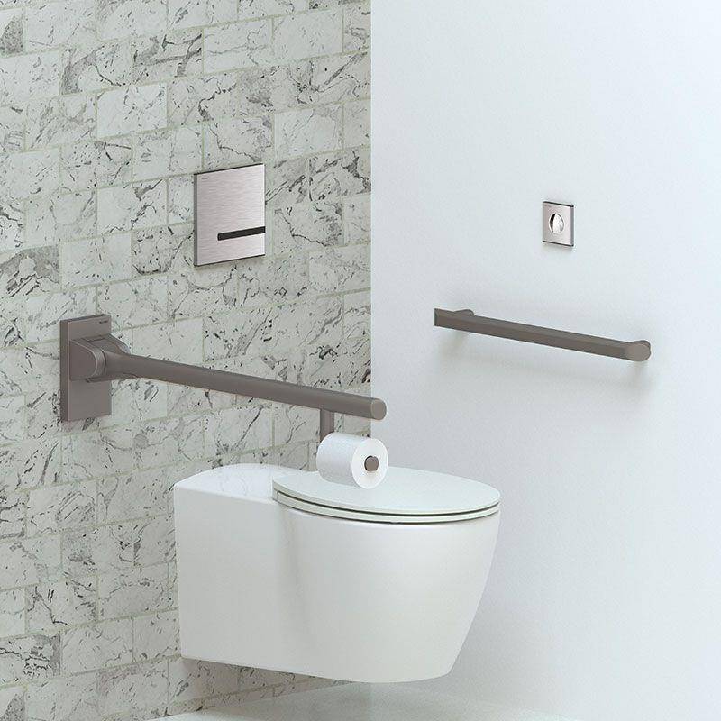 Modernes wandhängendes WC in einem Badezimmer mit verdeckten Spülplatten und Haltegriffe an gefliesten und weißen Wänden.