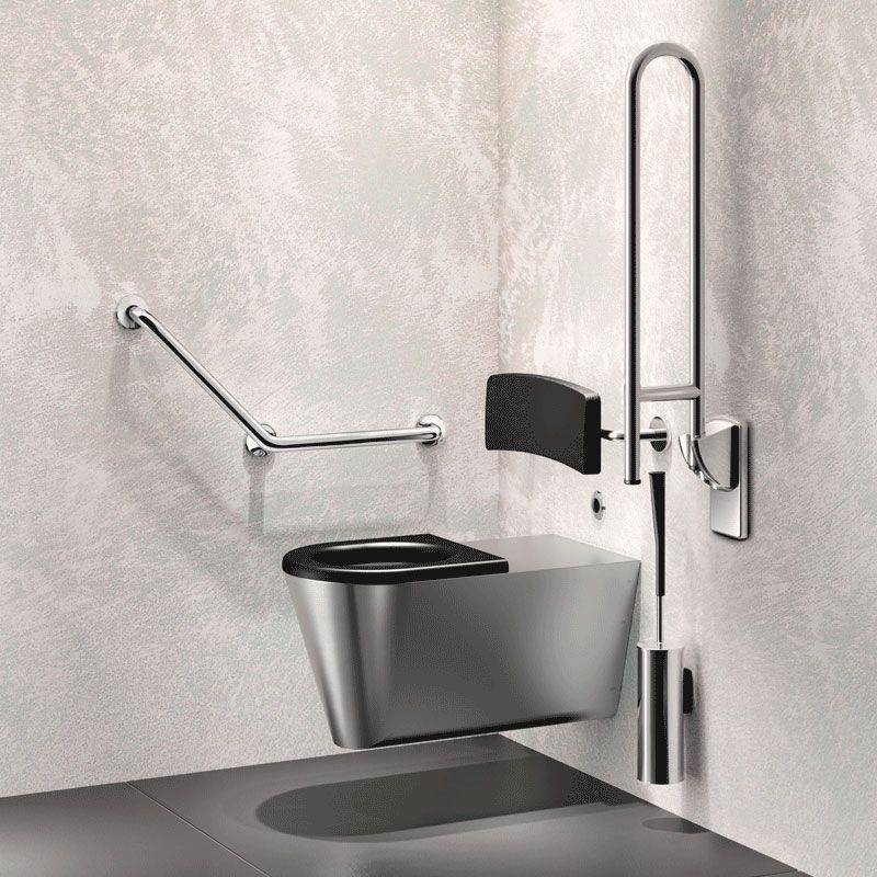 Modernes wandhängendes WC mit Edelstahl-Haltegriffen und Stützschienen, das einen zugänglichen Badezimmerausstattungs-Setup zeigt.