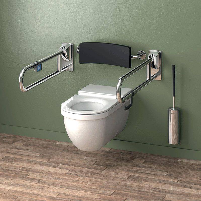 Wandmontierte Toilette mit klappbaren Stützschienen und Rückenlehne in einem barrierefreien Badezimmer.