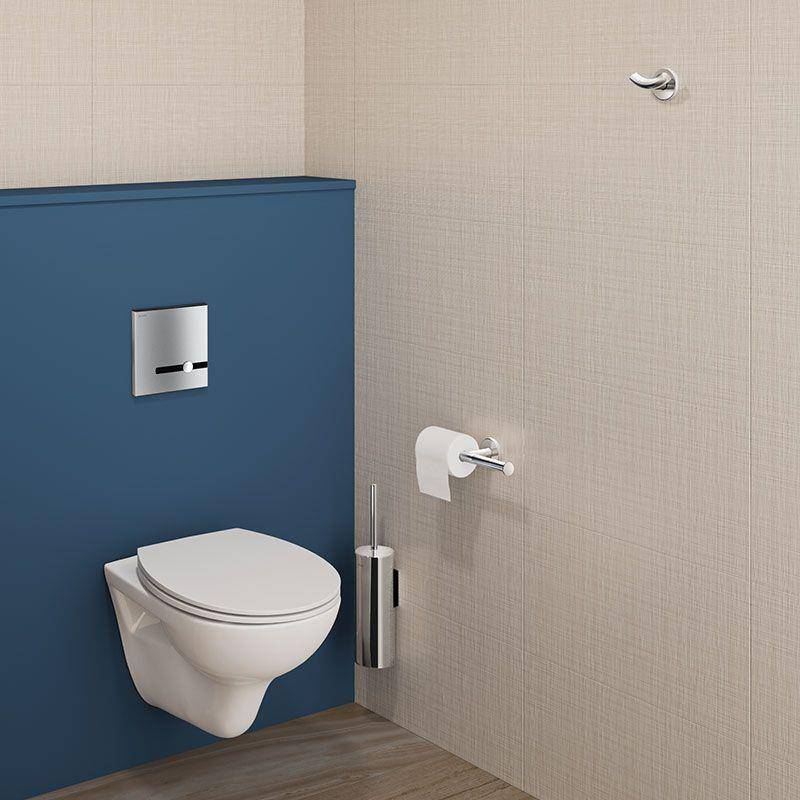 Modernes wandhängendes WC in einem kleinen Badezimmer, mit Spülplatte, Toilettenpapierhalter und Handtuchhaken an blau und beige getönten Wänden.