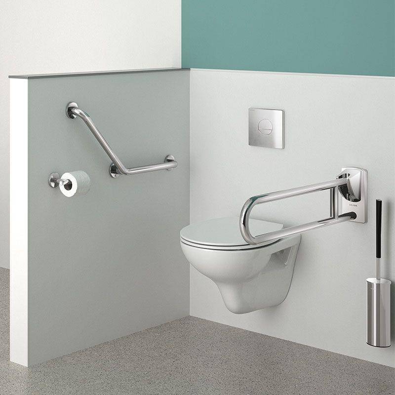 Barrierefreie Badezimmerecke mit an der Wand montiertem Toilettenbecken und Edelstahl-Haltestangen zur Unterstützung, plus Spülplatte und Toilettenpapierhalter.