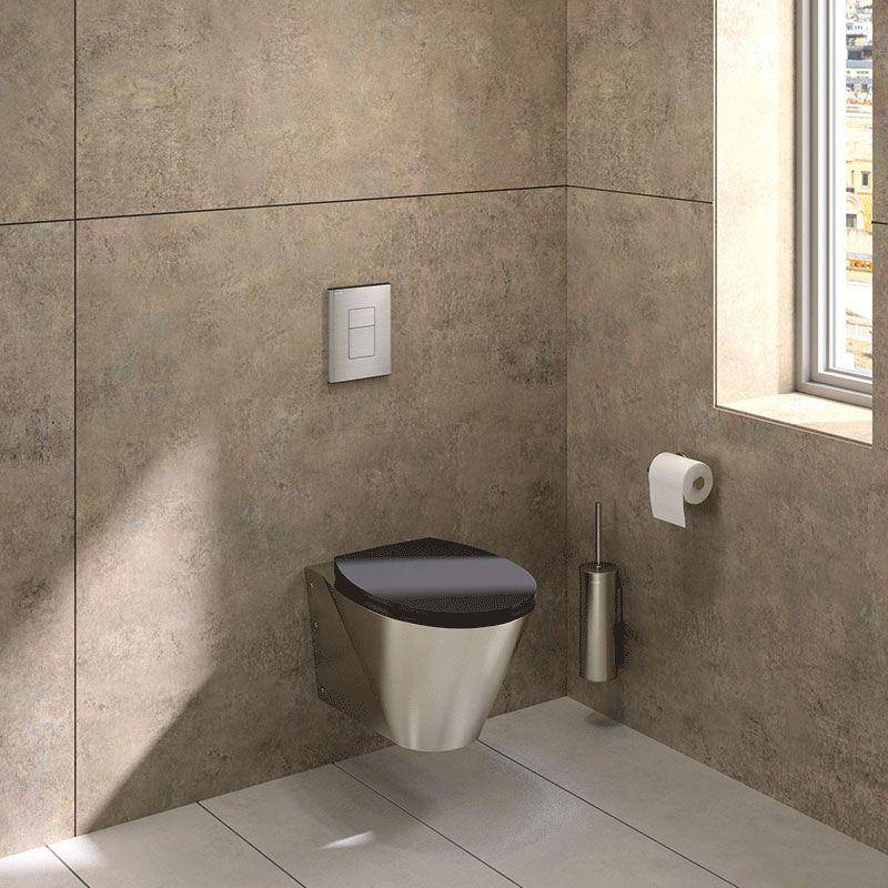 Modernes Badezimmerecke mit an der Wand montiertem WC, Spülplatte, Toilettenbürste und Toilettenpapierhalter neben einem Fenster.
