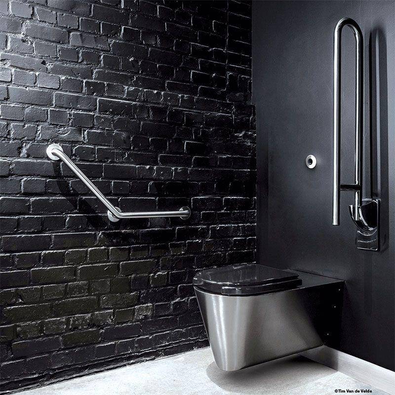 Modernes barrierefreies Badezimmer mit schwarzen Backsteinwänden, Edelstahlhaltegriffen, einer an der Wand montierten Toilette und einer Edelstahlarmatur daneben.