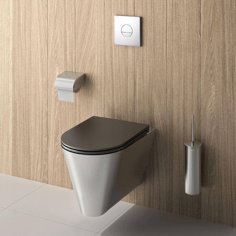 Modernes Hänge-WC mit verborgenem Spülknopf, Toilettenpapierhalter und Bürste an einer holzvertäfelten Badezimmerwand.