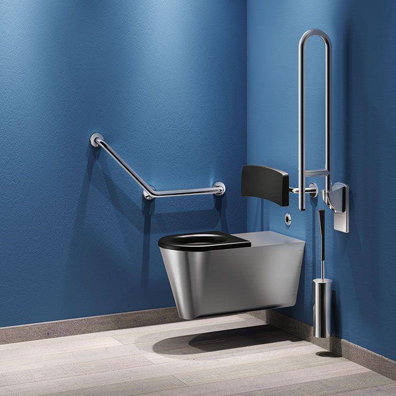 Ecktoilette mit behindertengerechtem Zugang, ausgestattet mit Edelstahlstützgriffen und Befestigungen an einer blauen Wand in einem Badezimmer, das für Mobilitätshilfen konzipiert ist.