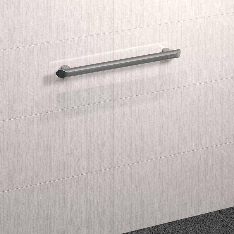 Edelstahlhandtuchstange horizontal an einer hellen gefliesten Wand montiert, ohne befestigtes Handtuch.