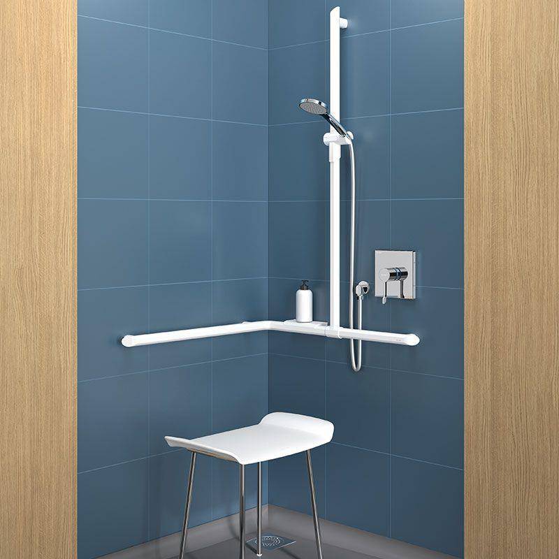Barrierefreie Duschncke mit weißen Haltegriffen, Handbrause, Seifenablage und zusammenklappbarem Sitz für Unterstützung und Badesicherheit.