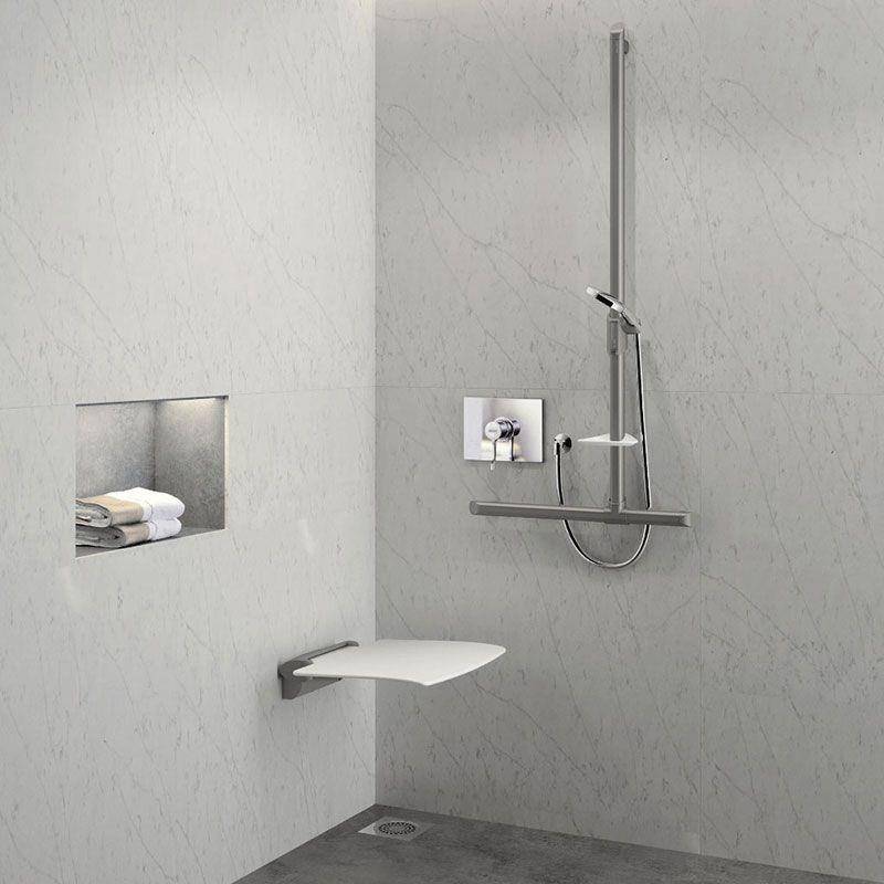 Moderne begehbare Dusche mit wandmontiertem Handbrausekopf, Regal und eingelassener Nische mit gefalteten Handtüchern.