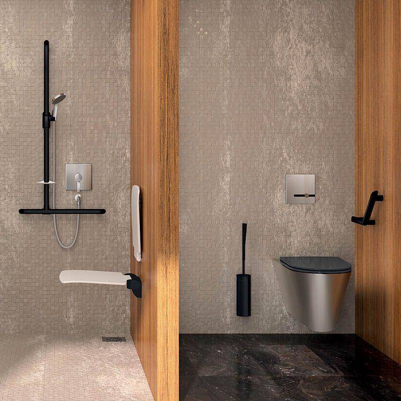 Modernes barrierefreies Badezimmerkabinett mit einer Dusche auf der linken Seite und einer wandmontierten Toilette mit Spülplatte auf der rechten Seite, getrennt durch Holztrennwände.