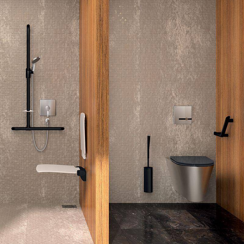Modernes barrierefreies Badezimmer mit Dusche auf der linken Seite und an der Wand montiertem WC auf der rechten Seite, getrennt durch Holztrennwände und strukturierte Steinwände.
