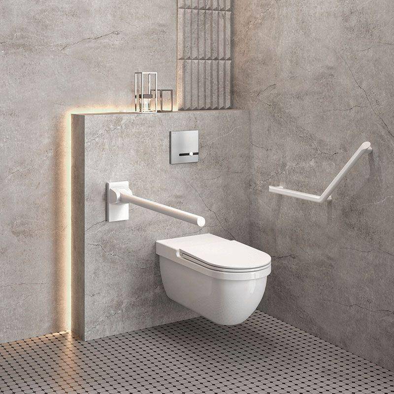 Modernes, barrierefreies Badezimmer mit wandmontierter Toilette, seitlichen und hinteren Haltegriffen sowie Spülplatte in einer gefliesten Betonkabine.
