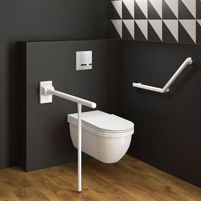 Modernes barrierefreies WC mit wandmontiertem Sitz, Spülplatte und weißen Haltegriffen in einem dunklen Badezimmer mit Holzfußboden.