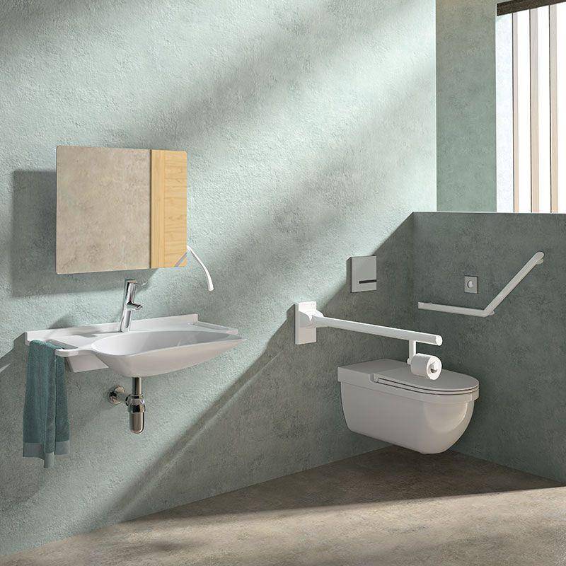 Modernes barrierefreies Badezimmer mit wandmontiertem Waschbecken, Spiegelschrank, Toilette und Haltegriffen in einem sanft beleuchteten minimalistischen Innenraum.