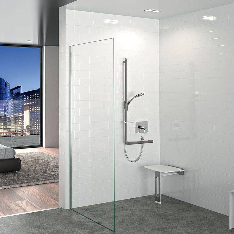 Modernes Badezimmer mit einer offenen begehbaren Dusche, Glastrennung, Handbrause, Wandsteuerung und kleiner Bank neben Schlafzimmerfensterblick.