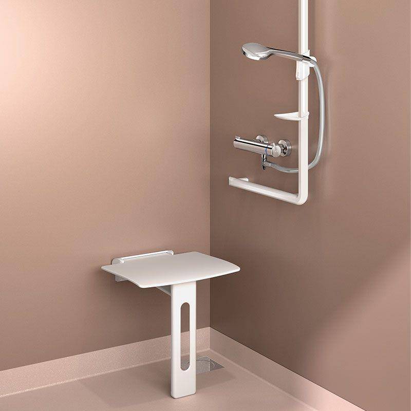 Barrierefreie Dusche mit Haltegriff und tragbarem Duschkopf über einem wandmontierten Klappbrett in einem Eckbadezimmer.