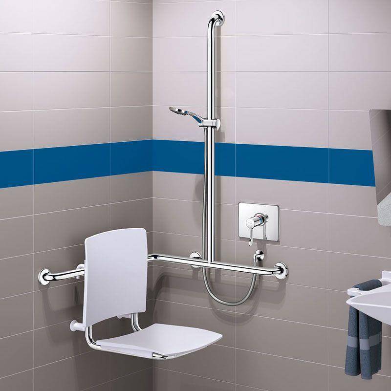 Begehbare Dusche mit wandmontiertem klappbarem Sitz, Haltegriffe und Handbrausenkopf in einem gefliesten Badezimmer mit blauem Akzentstreifen.