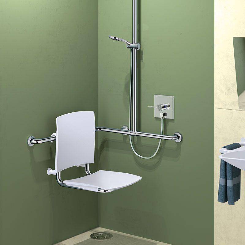 Duschsitz in der Ecke mit Rückenlehne und Haltegriff im Badezimmer, dargestellt mit einer Handbrause an einer grün gefliesten Wand.