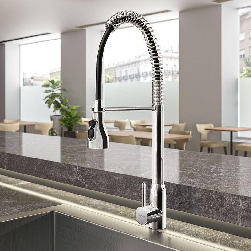 Chromeküchenarmatur mit Ausziehbrause und hochgebogenem Federauslauf, montiert auf einer Küchenspüle in einer modernen Café-Stil-Küche
