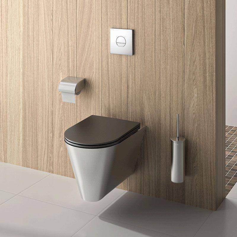 Modernes an der Wand montiertes WC in einem holzgetäfelten Badezimmer mit Spülknopf, Toilettenpapierhalter und Bürste daneben.