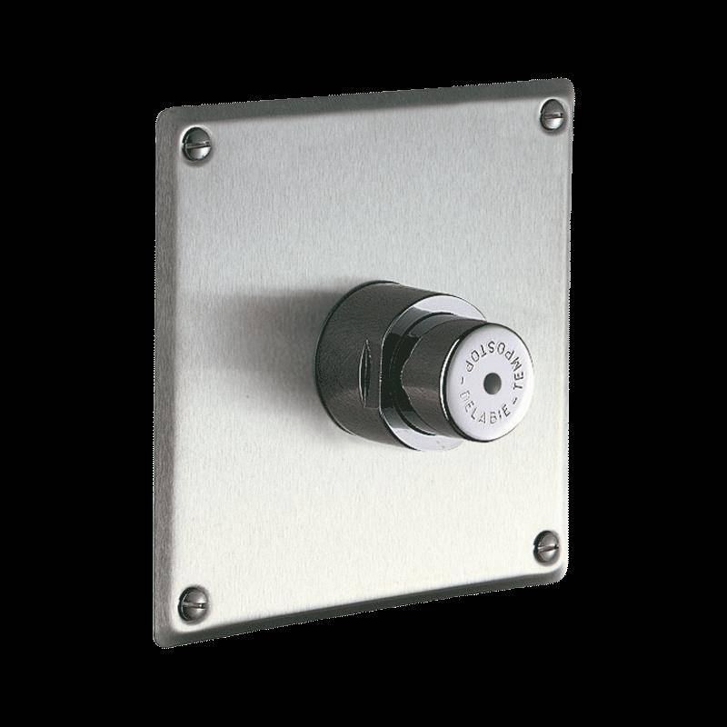 Metall-Wandthermostat mit Zentralregler auf einer gebürsteten Silberplatte.