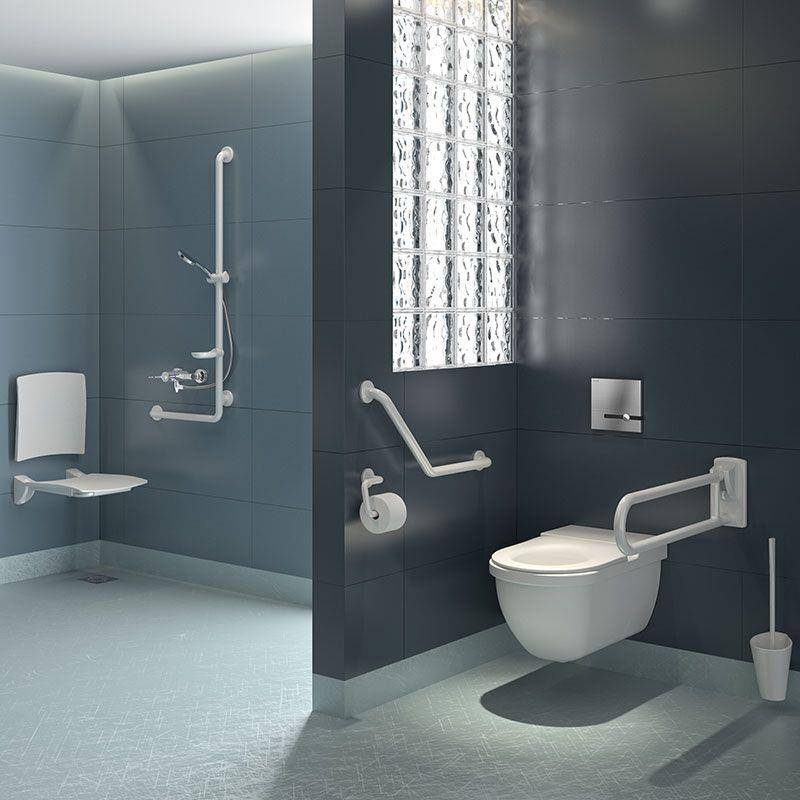 Barrierefreies Badezimmer mit Dusche, Toilette, Haltegriffe, klappbarem Sitz und wandmontierten Stützschienen zur Mobilitätsunterstützung.