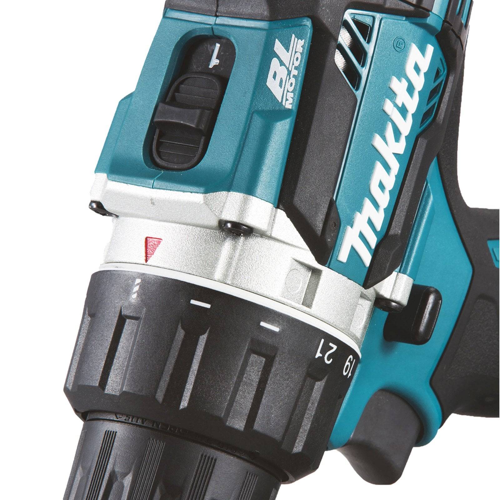 Eine blaue und schwarze Bohrmaschine mit bürstenlosem Motor und verstellbaren Einstellungen, mit dem Markennamen an der Seite.