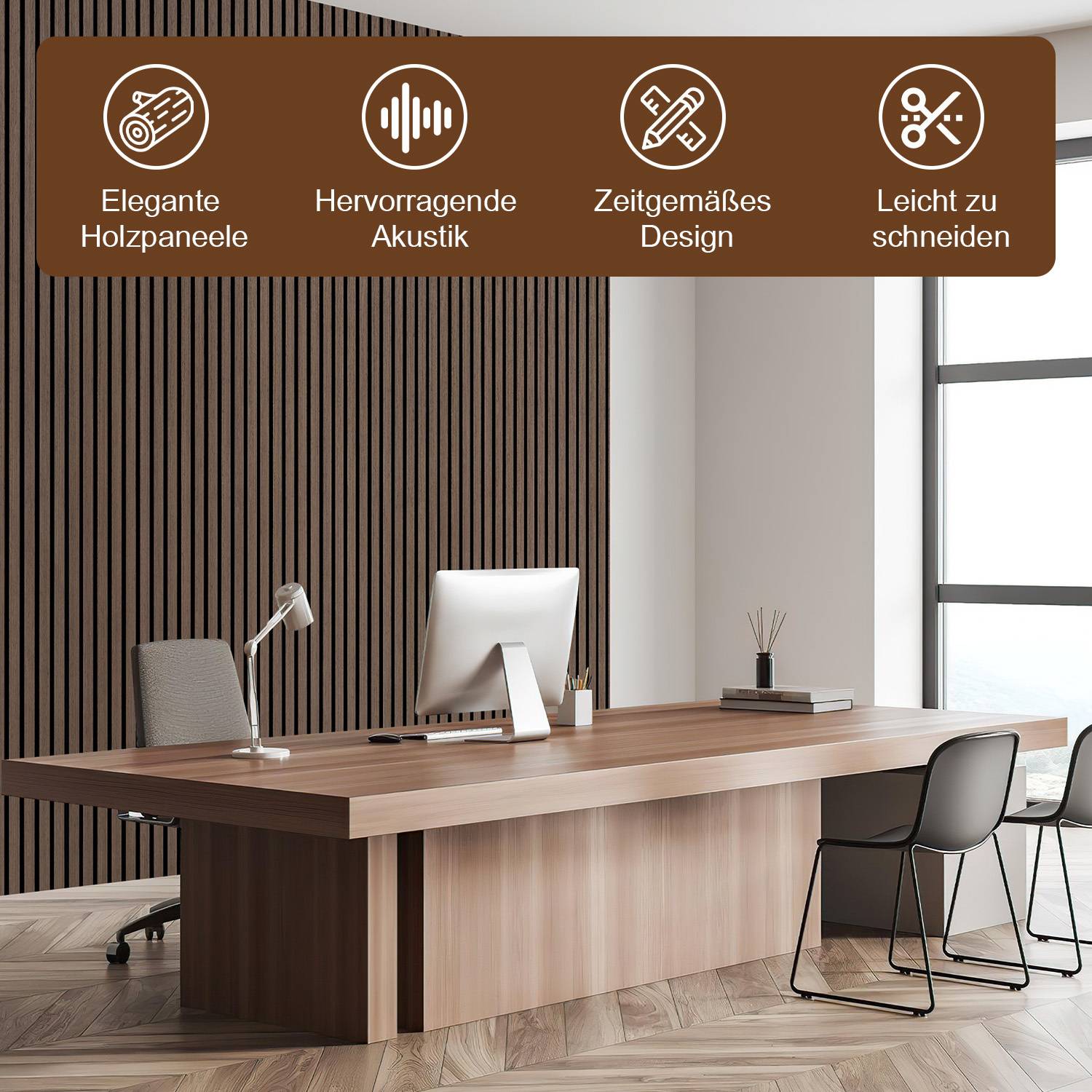 Modernes Büro mit Holzlamellen-Akustikwandpaneelen hinter einem großen Schreibtisch; Banner hebt hervor: 'Elegante Holzpaneele', 'Hervorragende Akustik', 'Zeitgemäßes Design', 'Leicht zu schneiden'.