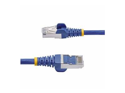 Zwei blaue Ethernet-Kabel mit gelben Clips, jeweils mit RJ45-Steckern für Netzwerkkonnektivität.