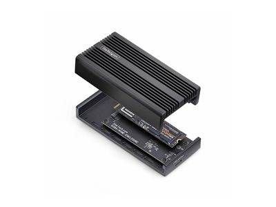 Ein externes SSD-Gehäuse mit teilweise offenem Deckel gibt den Blick auf eine M.2-NVMe-SSD im Inneren frei.