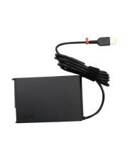 Schwarzer Stromadapter mit angebautem USB-C-Kabel, isoliert auf weißem Hintergrund dargestellt.