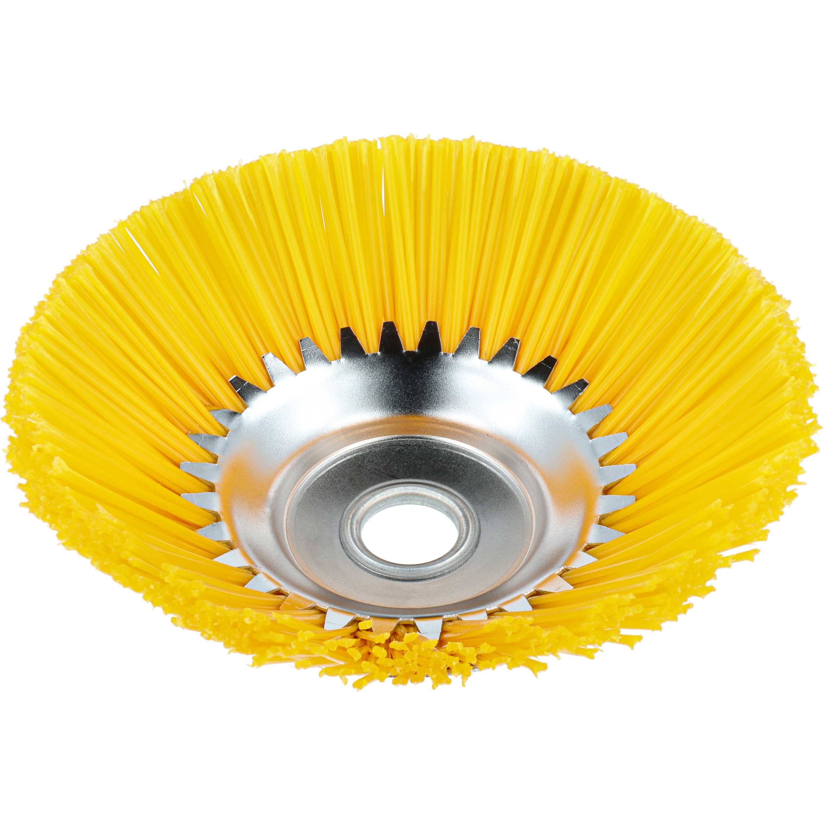 Ein kreisförmiger gelber Bürstenaufsatz mit dicht gepackten Borsten und einem Metallzentrum, der zum Reinigen und Schrubben von Oberflächen verwendet wird.