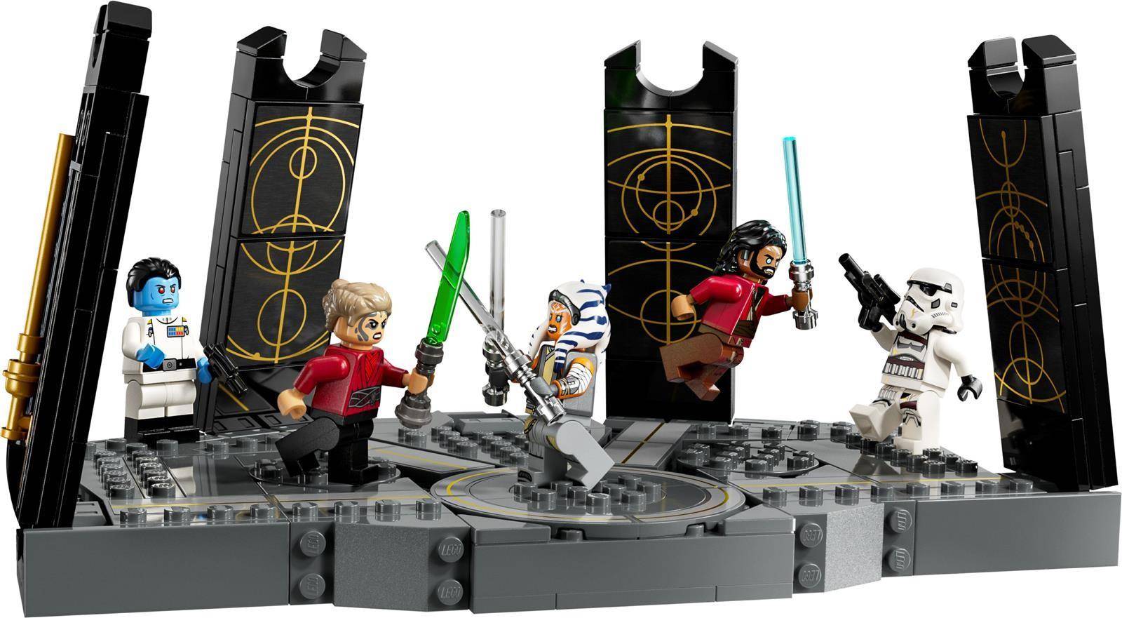 LEGO Star Wars Duelszene mit vier Minifiguren, die auf einer grauen Plattform kämpfen, umgeben von schwarzen Turmpanelen, mit Lichtschwerten und Blastern.