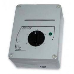 Eine weiße rechteckige Elektroschalterbox mit der Bezeichnung 